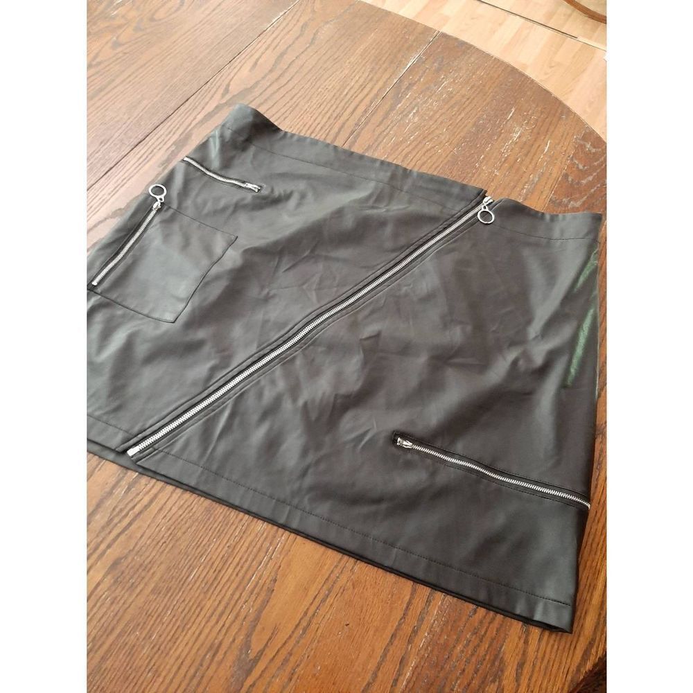 Size 4XL RUNS SMALL LIKE 2X Black Faux Leather Mini Skirt with Zipper Detail